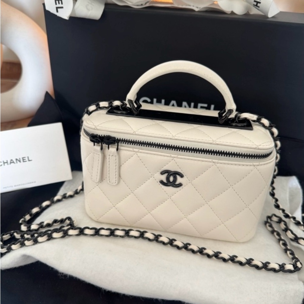 RARE❤️‍🔥NEW🖤🤍 CHANEL Trendy CC
Lambskin Quilted Mini Top Handle Vanity Bag
